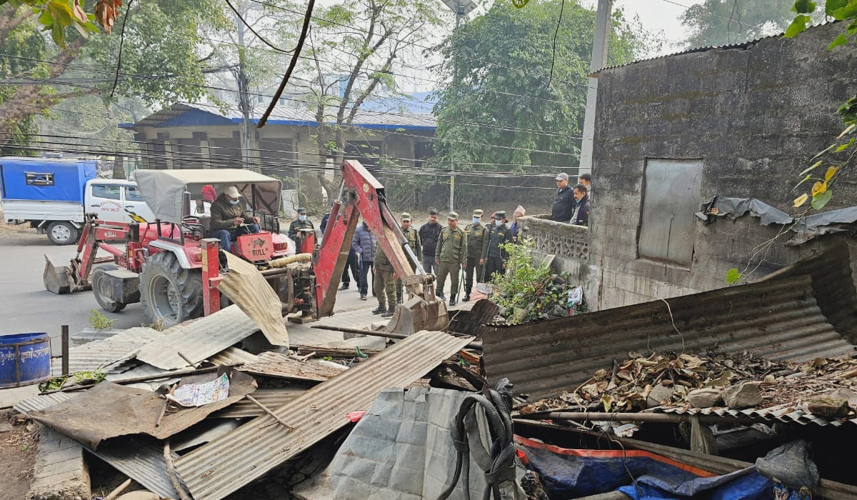सार्वजनिक क्षेत्रका घरटहरामा बुटवल उपमहानगरको डोजर चल्यो, पार्क र चौतारी निर्माण गरिने